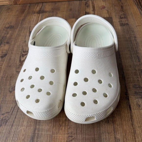 Crocs White Classic Clogs Slip On Comfort Shoes Lightweight M5/W7 - Picture 2 of 7